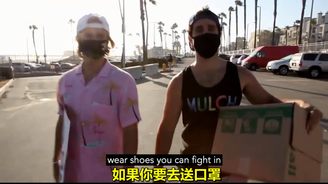 两个小伙在海滩免费发口罩,结果差点被路人打一顿...-PLAYERCLUB